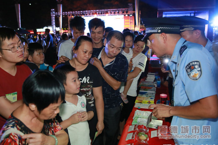 禁毒民警带领禁毒志愿者摆摊设点，通过各种仿真毒品模型向市民耐心讲述毒品种类、特性和危害_副本.jpg