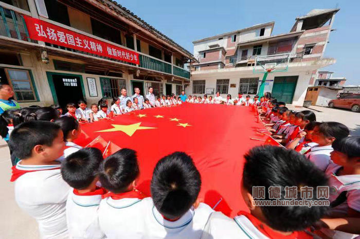 新一代移民管理警察与大山深处的学生们一起感受“生长在五星红旗下”的幸福与自豪 (1).jpg