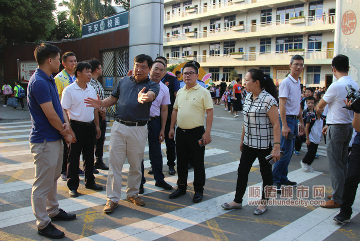 蔡伟了解伦教北海小学上学和放学的交通安全维护情况。.jpg