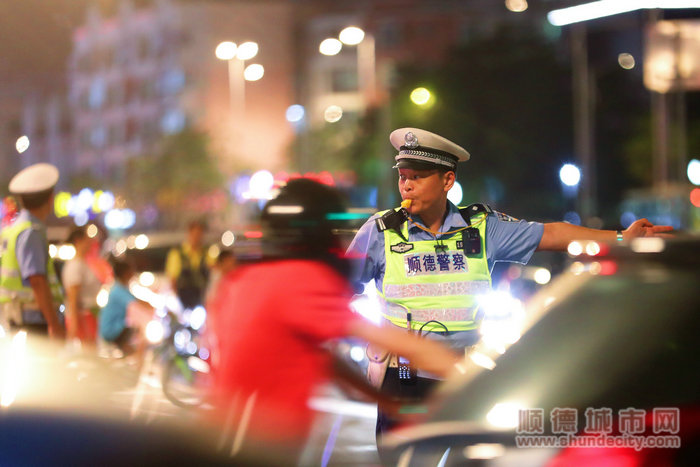 顺德交警节日期间指挥交通1.jpg