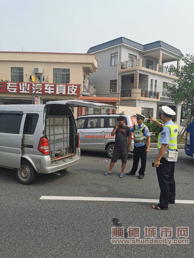 民警“瞧”出蹊跷 黑加油车被取缔_副本.jpg