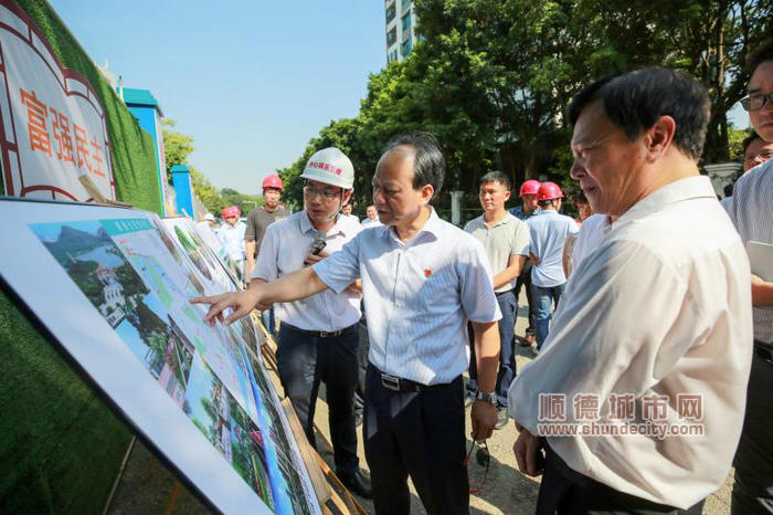 市委常委、顺德区委书记郭文海一行在全民健身径施工现场探讨交流。顺德区档案馆叶伟涛摄.jpg