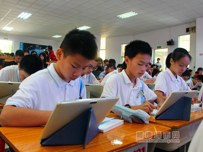 “智慧课堂”学生人手一台平板电脑。.jpg