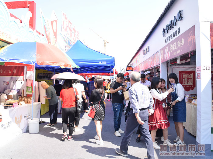 2019粤港澳大湾区顺德美食文化周11月1日开幕，许多游客市民慕名而来，只为吃上一口熟悉的味道.jpg