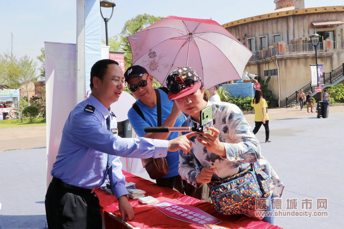 民警在美食文化周期间教广大街坊玩反酒驾游戏_副本.jpg