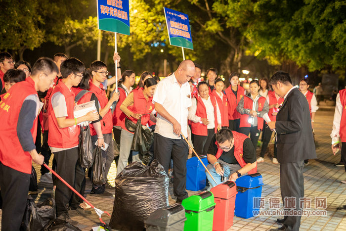 活动吸引了党员、团员志愿者及青年参加。_副本.jpg