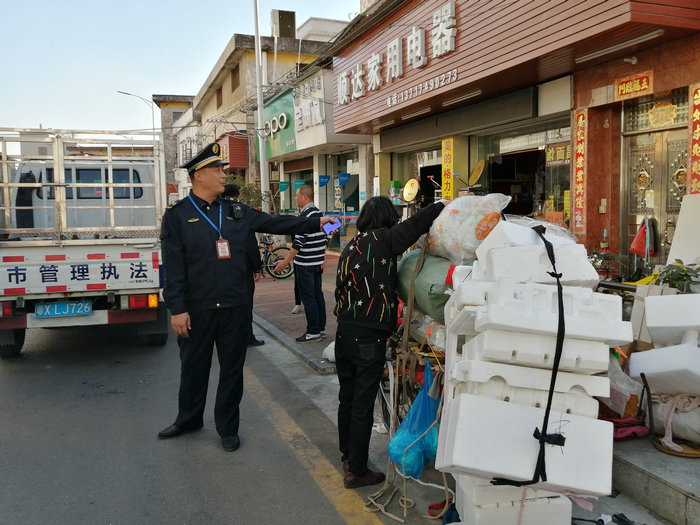 霸占车位、占道经营？伦教联合执法整治