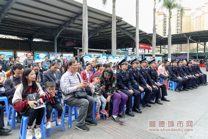 110指挥中心民警走下线与市民见面互动_副本.jpg