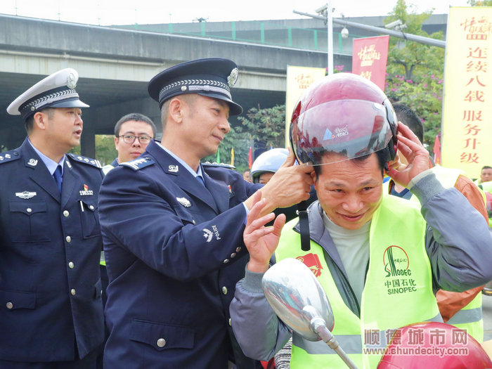 春运首日民警为“铁骑大军”派发崭新的头盔_副本.jpg