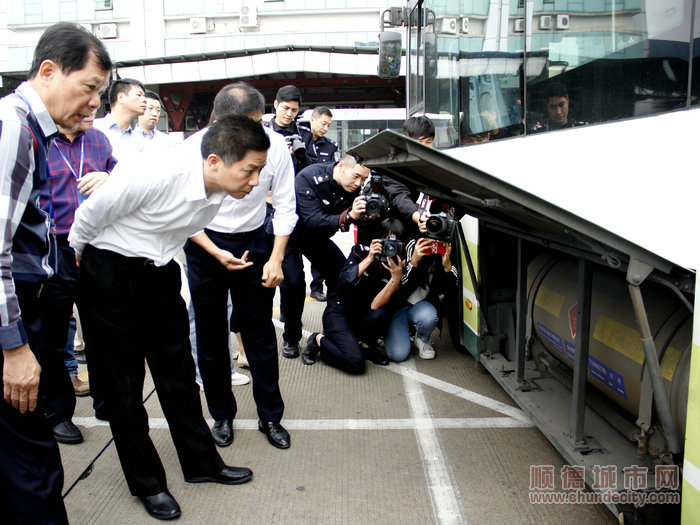 02彭聪恩检查公交车，叮嘱企业要尽好主体责任。.JPG