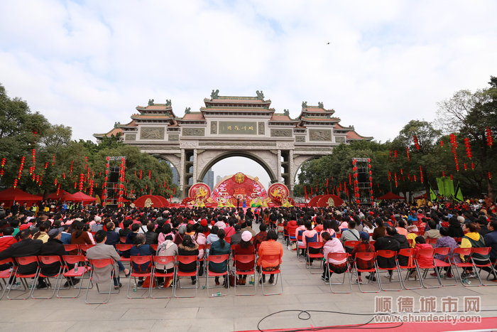 12月28日上午，“我们的中国梦 文化进万家——走进佛山顺德”文艺演出在顺峰山公园举行.jpg