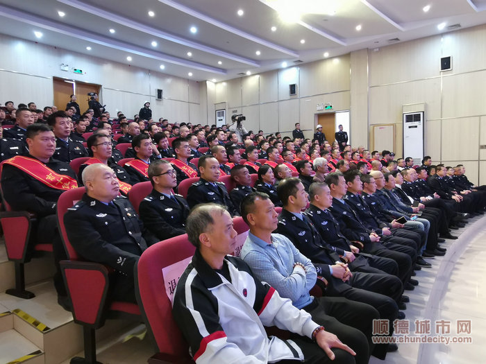 包含民警和警辅人员代表在内近200人参加了会议.jpg