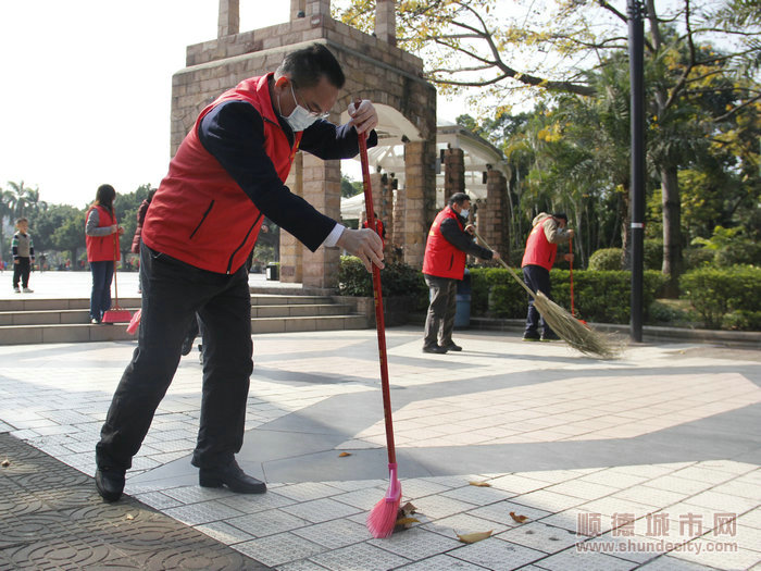 顺德区副区长、容桂街道党工委书记刘国兴在清扫。_副本_1.JPG