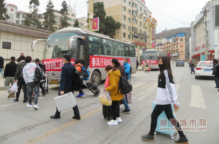 雷州务工人员踏上前往顺德的务工路。.jpg