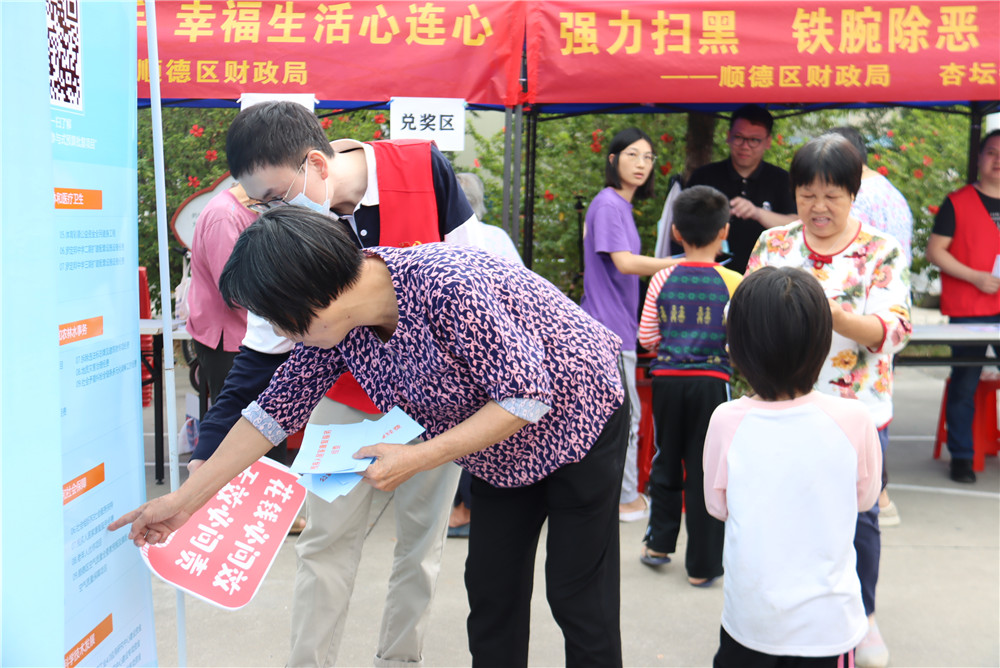 党员志愿者在现场提供多样志愿服务