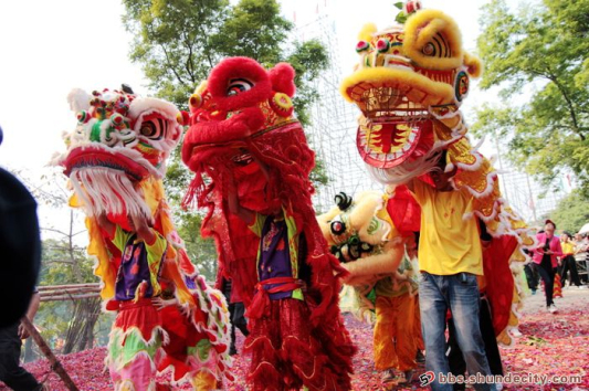 万众祈福诚心往，大炮燃起喜临降