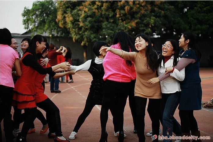 “幸福拥抱”三八妇女节