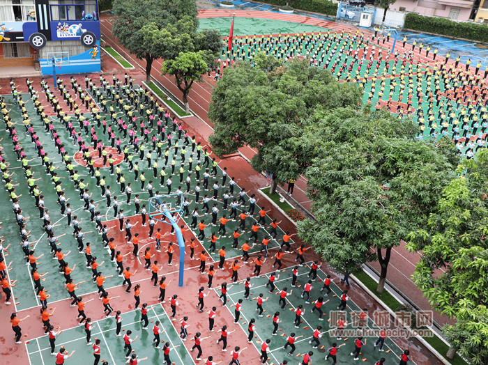 壮观!大良环城小学1000多名学子表演快板