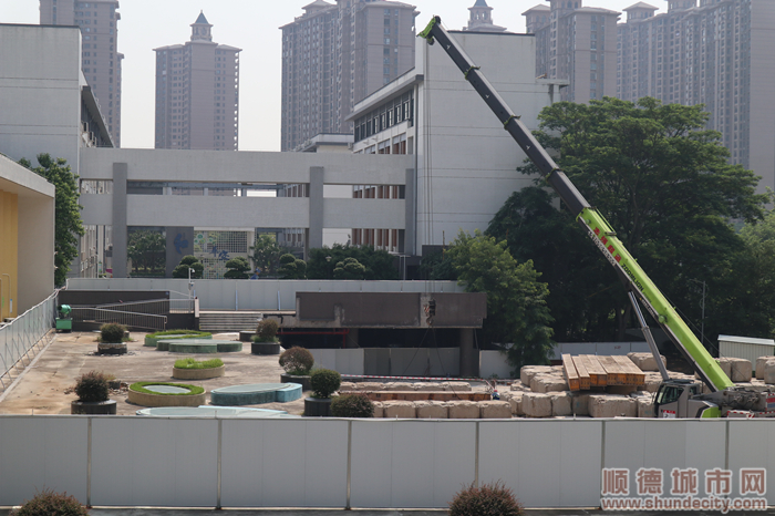 顺峰中学新宿舍正在如火如荼地建设,建成后与原有宿舍将可以满足全体