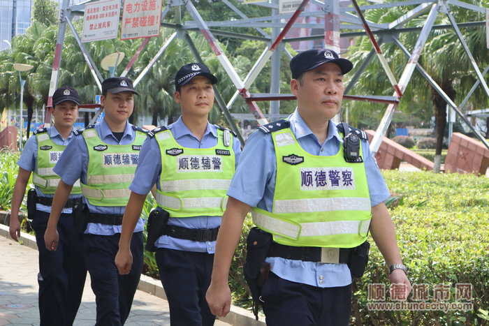 4.容桂警察和辅警正在巡查。.JPG