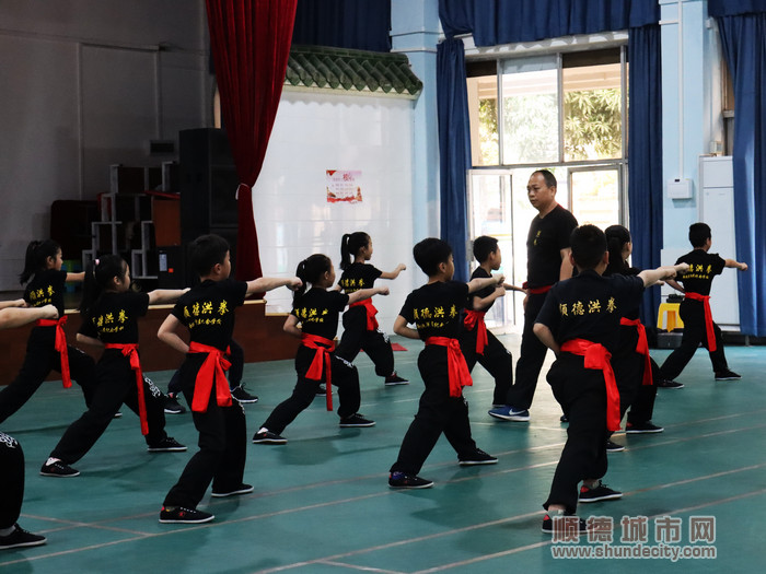 梁季彝纪念学校学生练习洪拳的场景