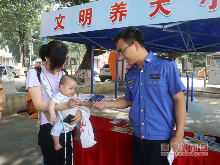 给村民发放宣传册。.jpg