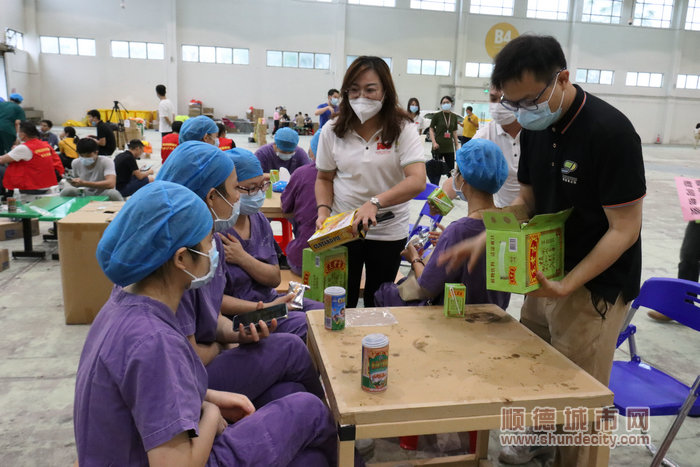 顺德青年企业家为正在休息的医护人员送上清凉饮料.JPG