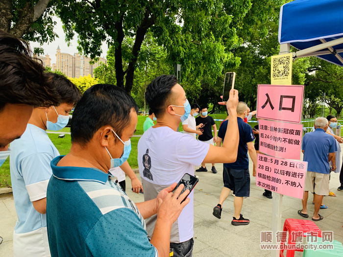 群众来到检测点，各种指引很清晰。.jpg