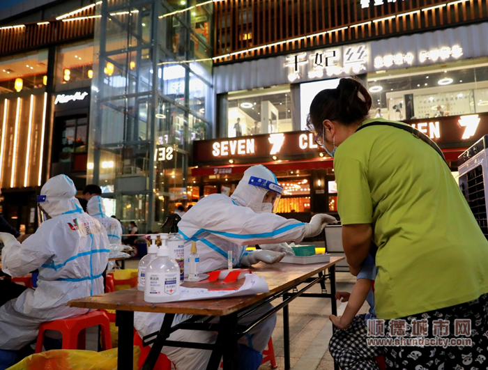 顺德区支援三水区核酸采样先锋队为市民检测核酸_副本.png