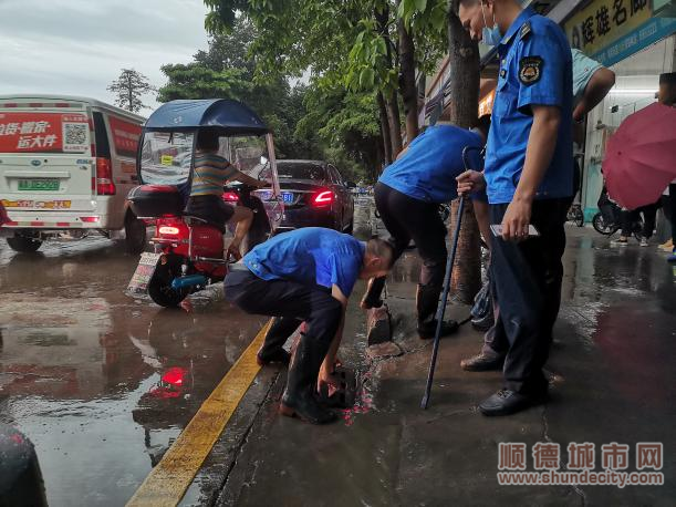 大雨过后，路上有大片积水，他徒手疏通下水道。.png