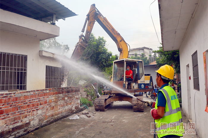 在对违章建筑“零容忍”.jpg