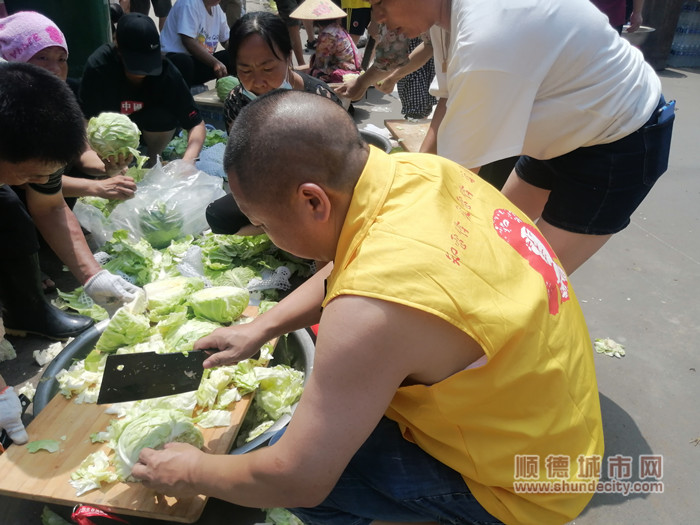 冷和初帮助大家做饭。.jpg