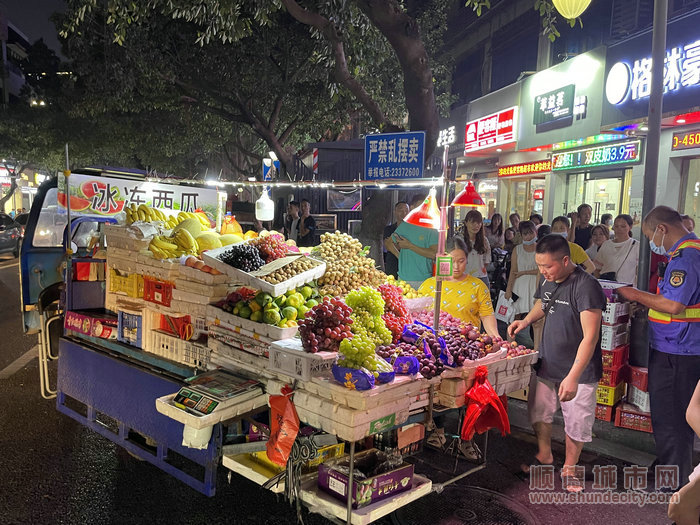 摊位旁边就是“严禁乱摆卖”的牌。.jpg