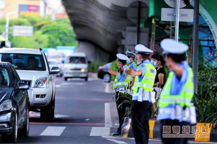 封闭施工路段请听从交警指挥。（岑鸿德摄）.jpg