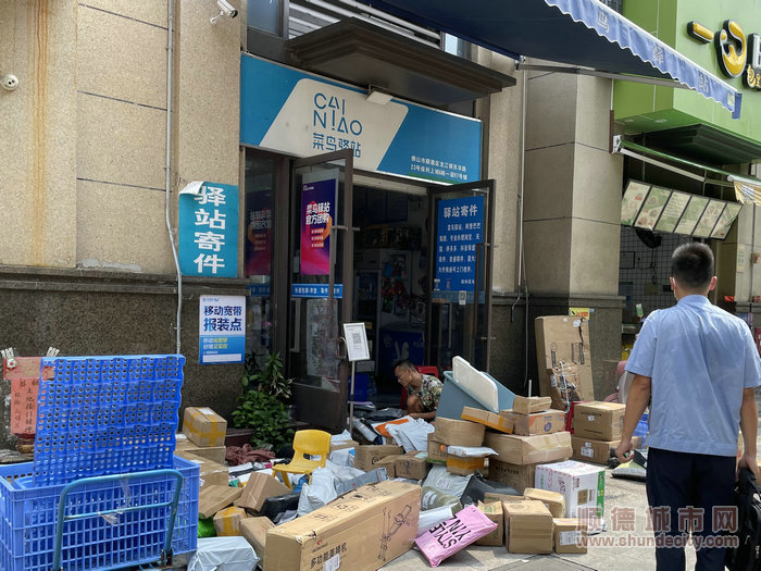 商店门前堆放各类邮件包裹。.jpg