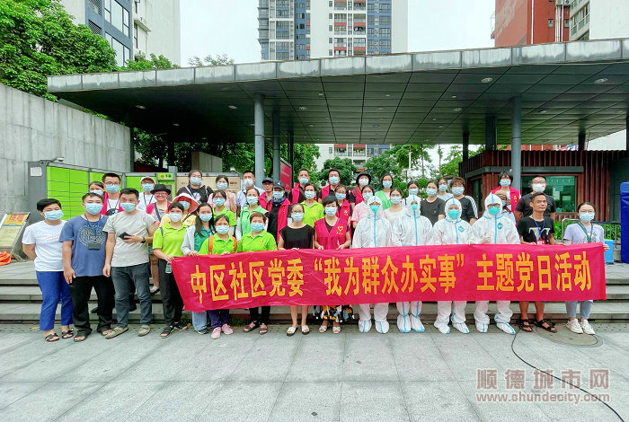 为方便周边群众，组织西山上筑居民在小区门口完成大规模核酸检测工作。.jpeg