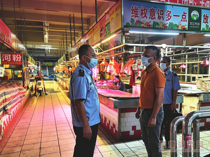 夜晚检查农贸市场是否存在违规行为。.jpg