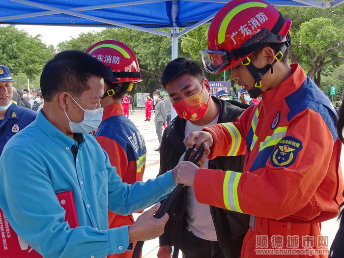 市民参与体验消防设备.jpg