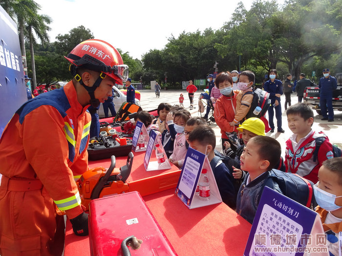 小孩子也爱学习消防安全知识.jpg