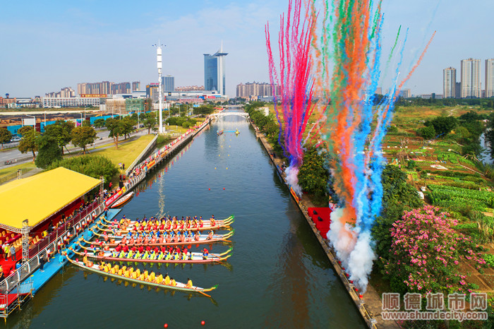 沙良河内龙舟竞渡。.jpg