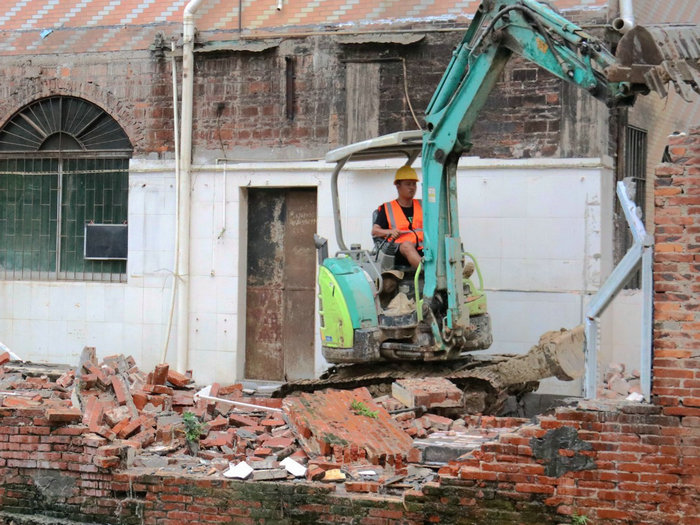 龙江文阁涌沿岸乱搭乱建瓦房拆除现场。.jpg