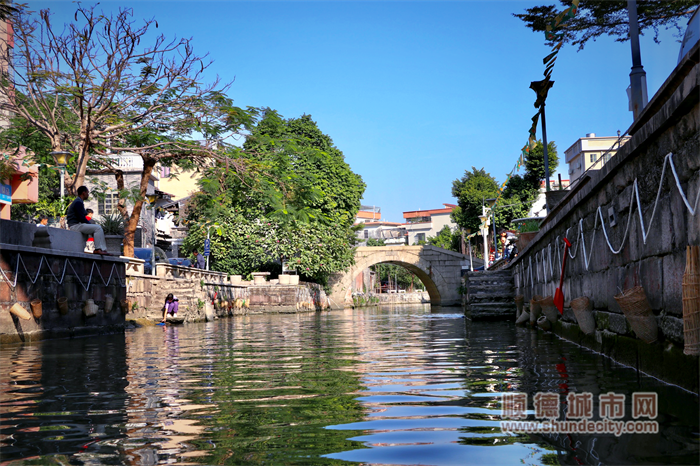 林头 岸边闲坐，在古村落中，体验岁月静好。（摄顺德城市网摄影俱乐部“阳光与鹿”）.png