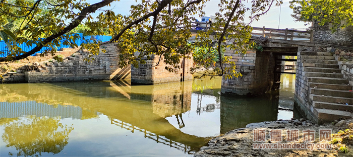 蓝天白云下，东海河与历史悠久的龙江新闸，几只鹭鸟从河面扑腾飞过，好一副“水美”画卷。（顺德城市网摄影俱乐部吕旭茂摄）.jpg