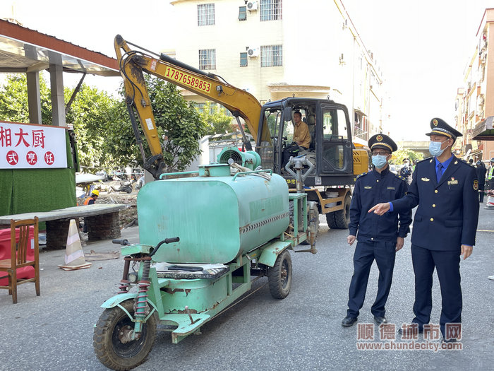 领导现场指挥带队，多部门联合开展行动，将城乡品质攻坚到底.jpg