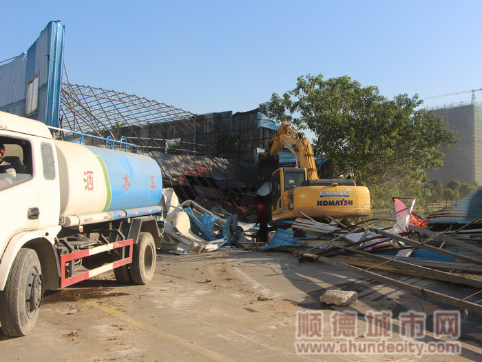 下阶段，将迳口大河大闸工业区段涉河建筑进行清岸，涉及违建10座，拆除面积8000平方米。.JPG