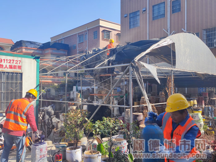 陈村对佛陈路辅道弼教段、河涌旁的违法建构筑物开展拆除行动。.jpg