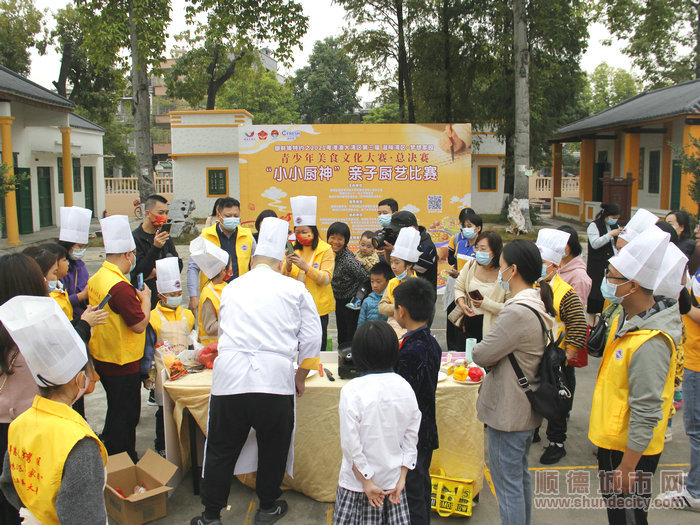 厨神展示做美食吸引所有人来学习。.JPG