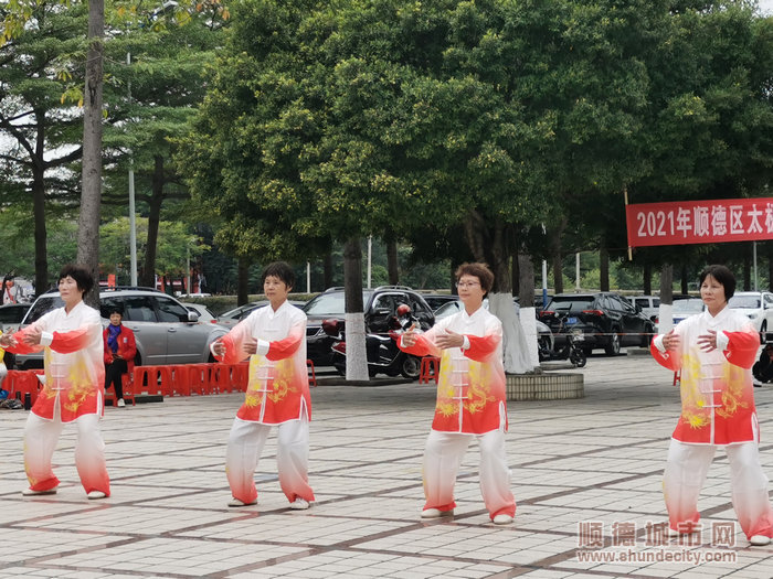 区太极拳协会代表队和乐从太极拳协会代表队摘得八法五步集体比赛与健身气功八段锦集体比赛双料金奖。.jpg