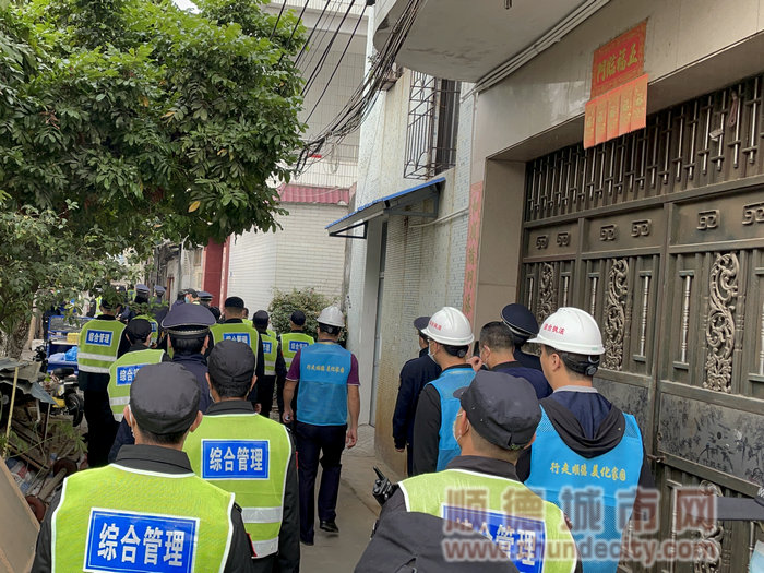 大门清拆人员对大门周边违建进行摸排，经过长期的检查，确定了大门田心震塘地块和田心古桥对面地块属于违建.jpg