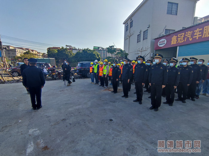 大良街道综合行政执法办牵头，联合城建办，河长办，农业农村办，交警公安，逢沙村委会等多部门开展对逢沙会龙涌、石牌涌河道沿岸违建构筑物专项整治行动。.jpg